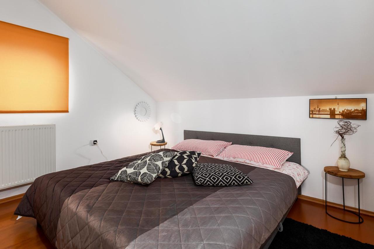 Studio Apartman Pavletic Apartment สลูน ภายนอก รูปภาพ