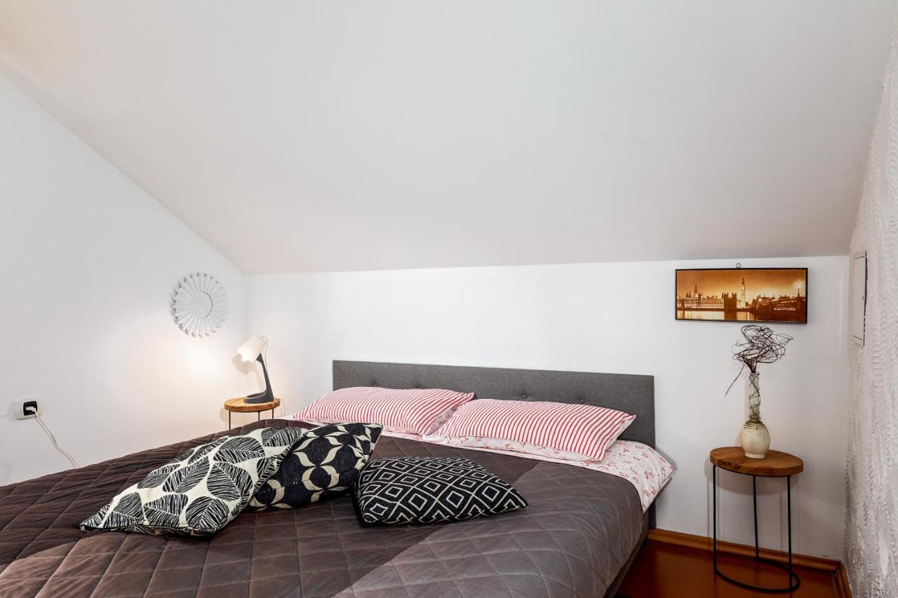 Studio Apartman Pavletic Apartment สลูน ภายนอก รูปภาพ